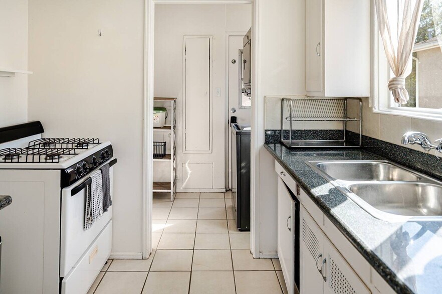 Building Photo - 4967 Ellenwood Dr