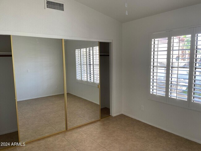 Building Photo - 839 E Meadow Ln