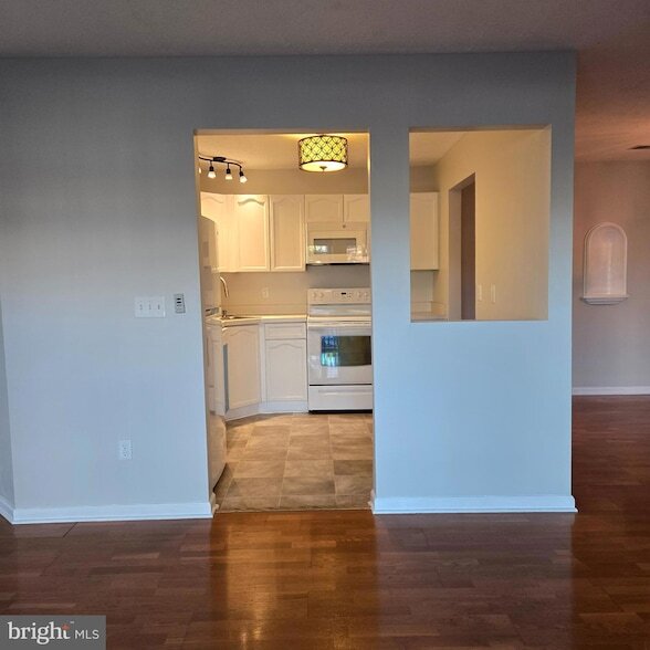 Building Photo - 129-122 Brookland Terrace