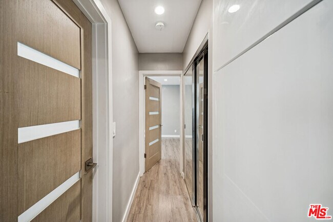 Building Photo - 252 S New Hampshire Ave