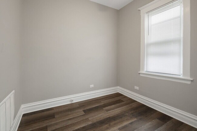 Building Photo - 6112 S Ingleside Ave