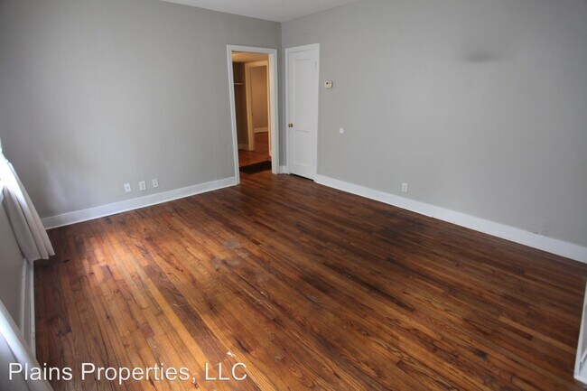 Building Photo - 1100 Lakeview Dr