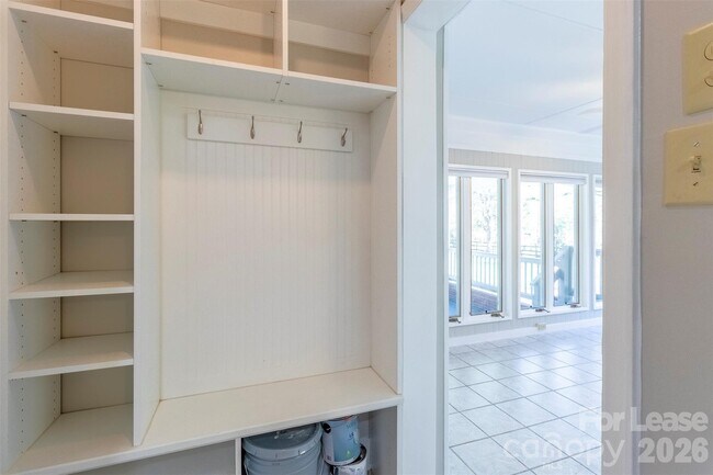 Building Photo - 6618 Castlegate Dr