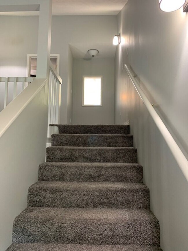 Building Photo - Spacious 3 bedroom 3.5 Baths 2 Home Office...