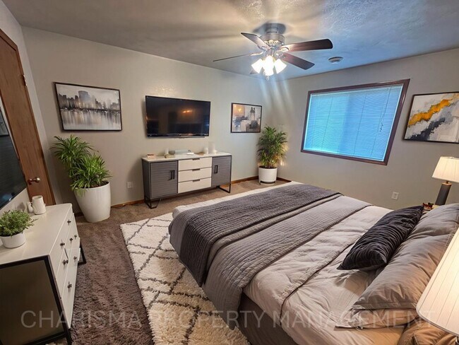 Building Photo - Spacious & Convenient Walk-In Level Townhome in Brandon - 2 BD 1 BA unit!