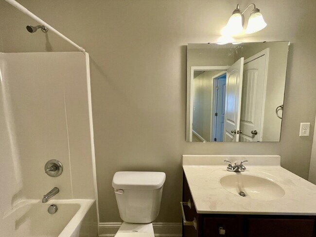 Building Photo - Beautiful 2 Story Home In Bridgeport North...