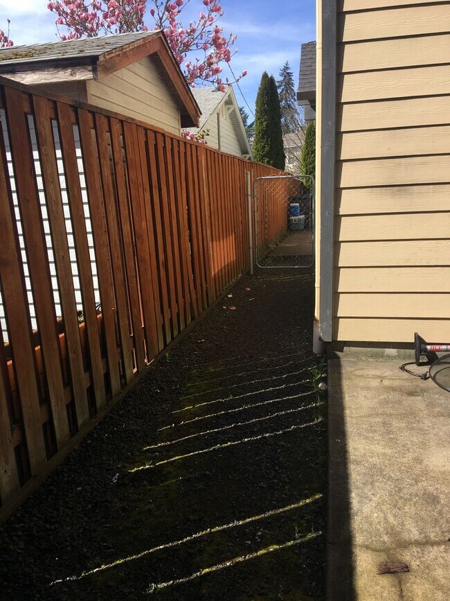 Building Photo - Your Perfect Corvallis Oasis Awaits at This 4-Bedroom Townhouse!