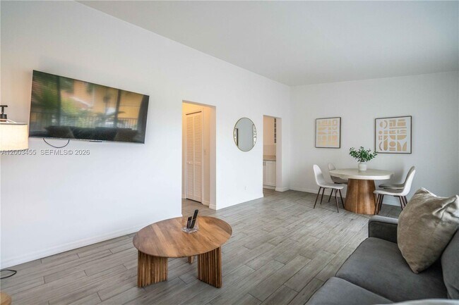 Building Photo - 1750 S Treasure Dr