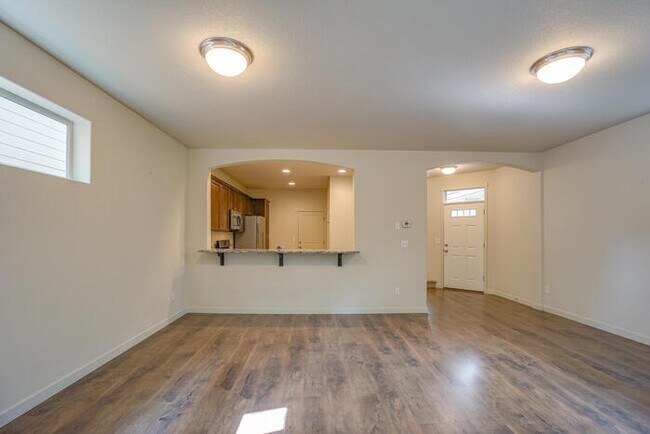 Building Photo - THREE BEDROOM HOUSE