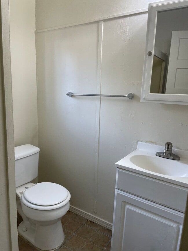 Building Photo - Cute 1 Bedroom 1 Bath Apartment