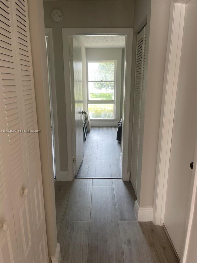 Building Photo - 8203 9th Ct