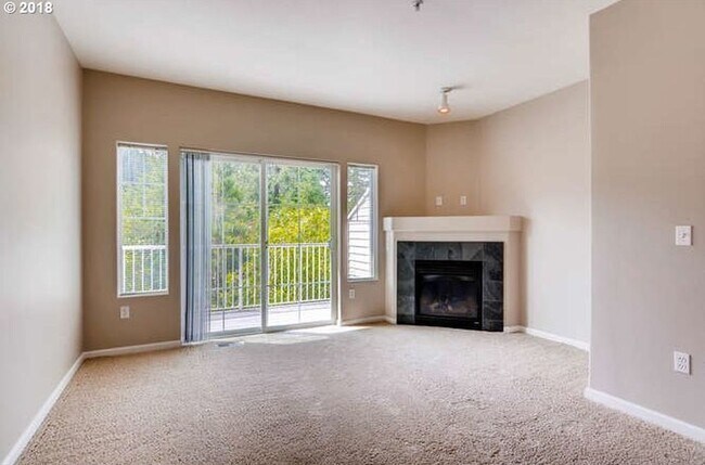 Building Photo - Beautiful Townhome Available in the Progress Ridge Subdivision in Beaverton - $500 MOVE IN SPECIAL!