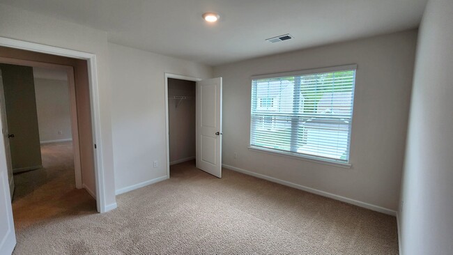Building Photo - 560 Country Oak Dr