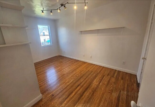 Building Photo - 807 Hazlett Ave