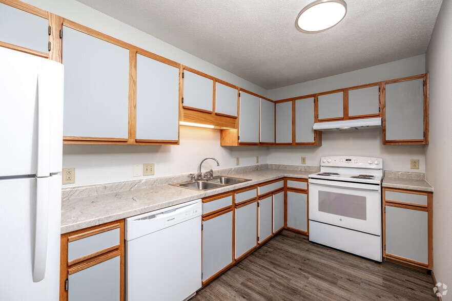 2BR, 1BA - 916SF - Kitchen - Black Hawk Village