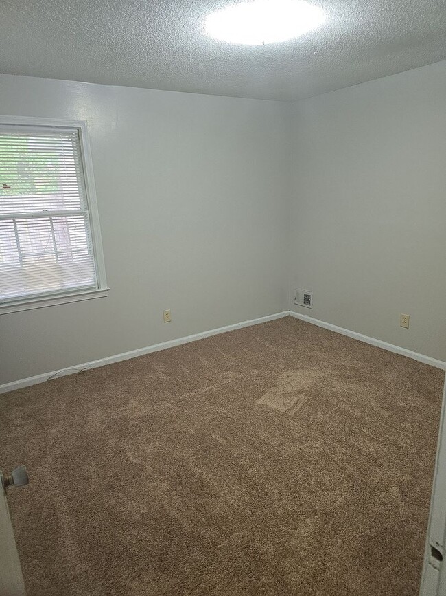 Building Photo - 2 bedroom 1 bath duplex off of Broad River Rd