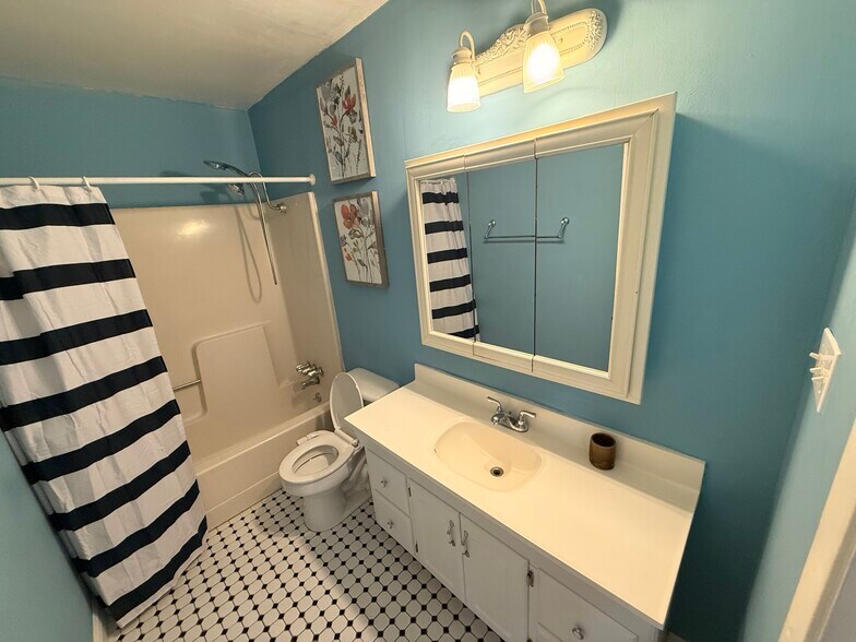 Bathroom - 3202 Locke Ln