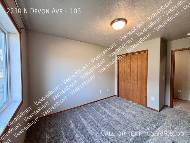 Building Photo - 2230 Devon Ave