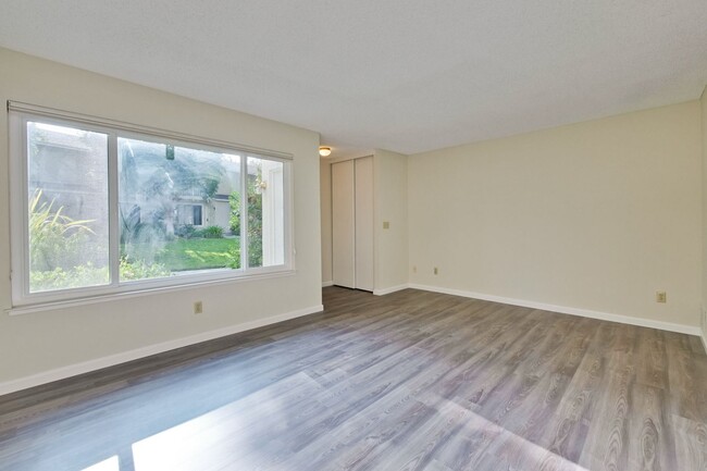 Building Photo - Lovely and Spacious 2BR 2.5BA Condo in Gre...