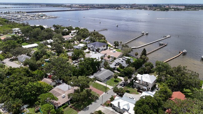 Building Photo - 214 15th Ave W