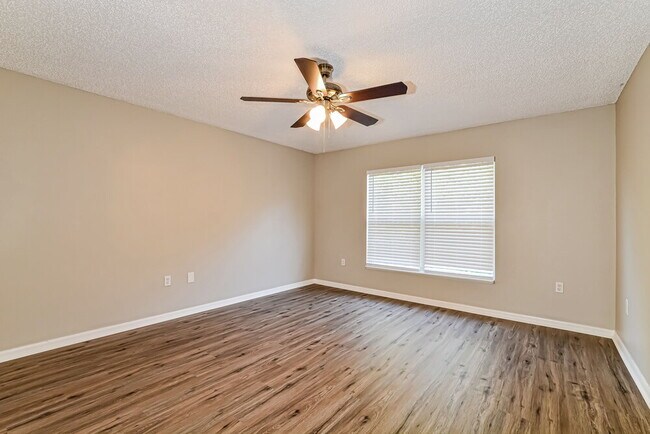 Building Photo - 117 Sterling Pine St