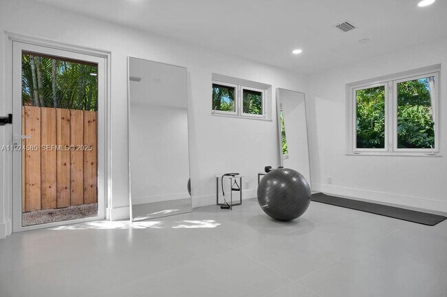 Building Photo - 117 NE 20th St