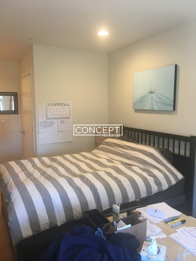 Building Photo - 601 Albany St