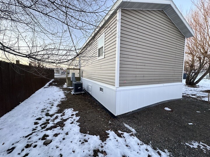 Building Photo - 15 Hartland St N