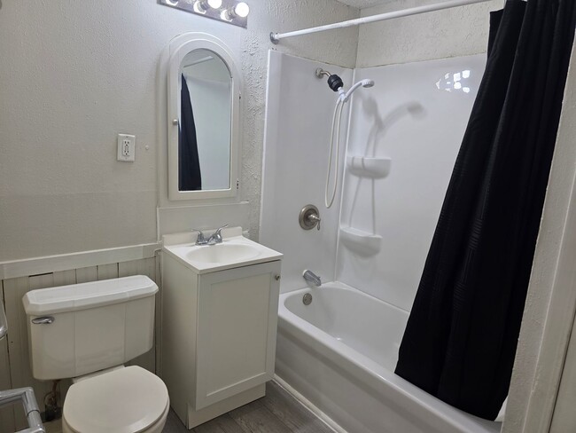 Building Photo - 2 bed, 1 bath Home in Elkhart IN   ACCEPTING SECTION 8