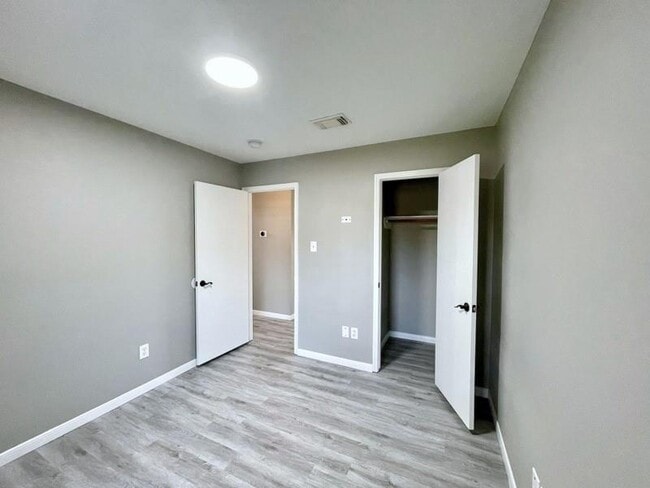 Building Photo - 6935 Creek Village Dr