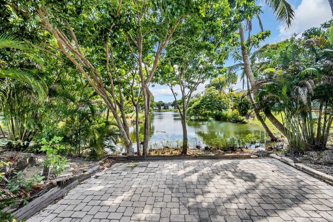 Building Photo - Cozy 2/1 Home in Sunrise!