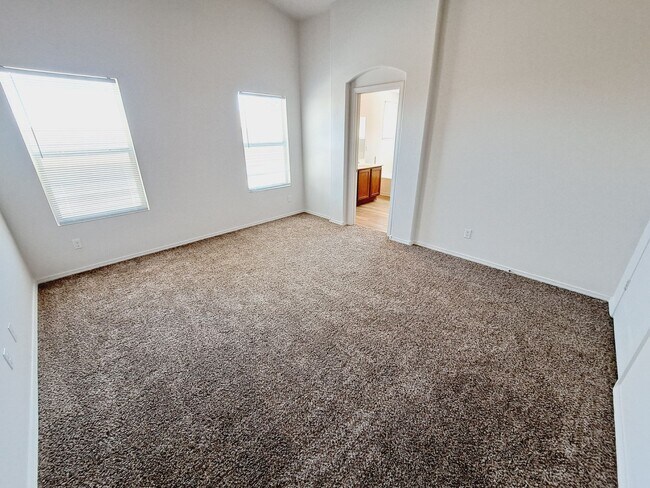 Building Photo - 3 bed 2 bath home in Huning Ranch. Great Yard!