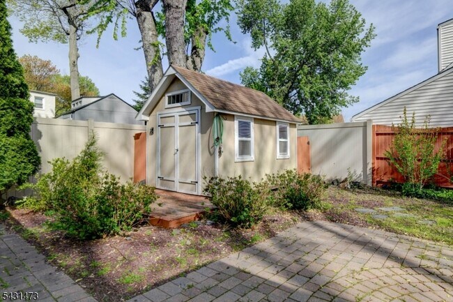 Building Photo - 72 Colonial Dr