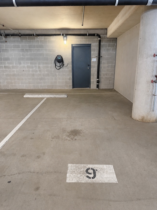 Building Photo - Modern Condo in The Cedars, Dallas with Private Patio | Available for Lease!