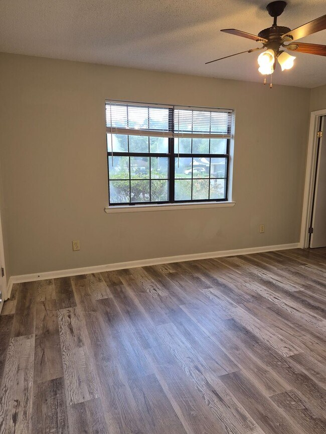 Building Photo - 242 Garden Cir