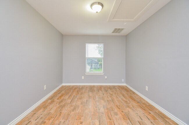 Building Photo - 303 Vincent St