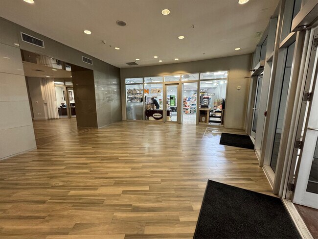 Building Photo - 1750 N Bayshore Dr