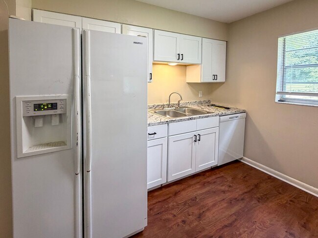 Building Photo - Move-in Ready Recently Updated 4BR/2BA House in Alachua! *Approved Application*