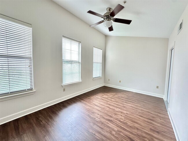 Building Photo - 1602 Elgin St