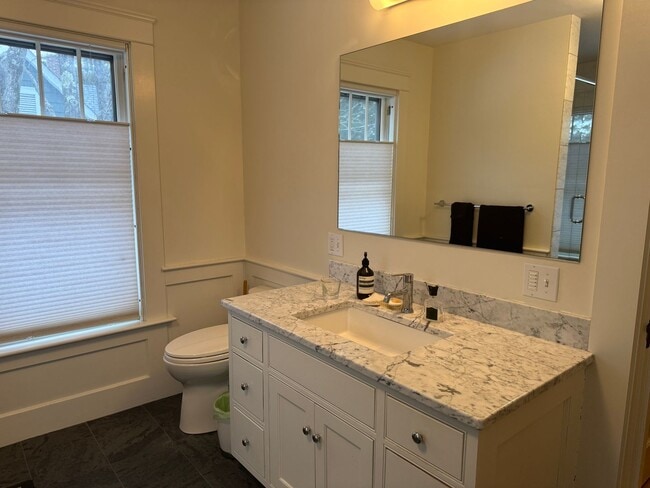 Building Photo - 3 bedroom, 2.5 bath home walking distance to Dartmouth College