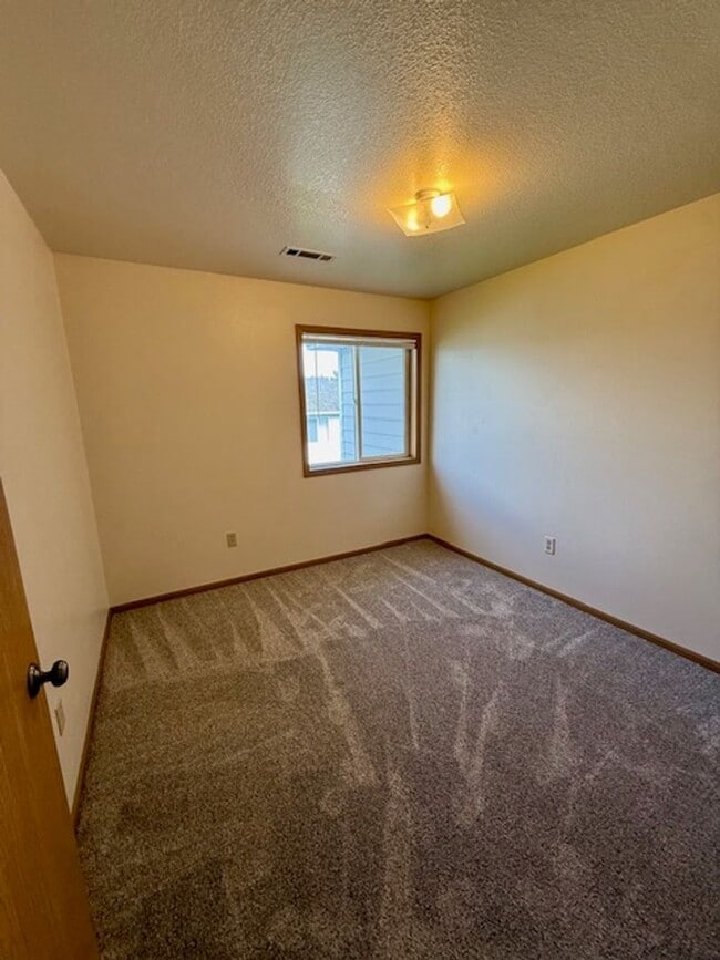 Building Photo - Charming 3 Bed, 1.5 Bath Unit in the Heart...