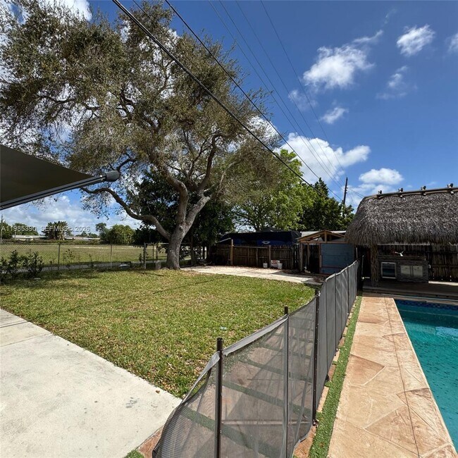 Building Photo - 4261 SW 22nd St