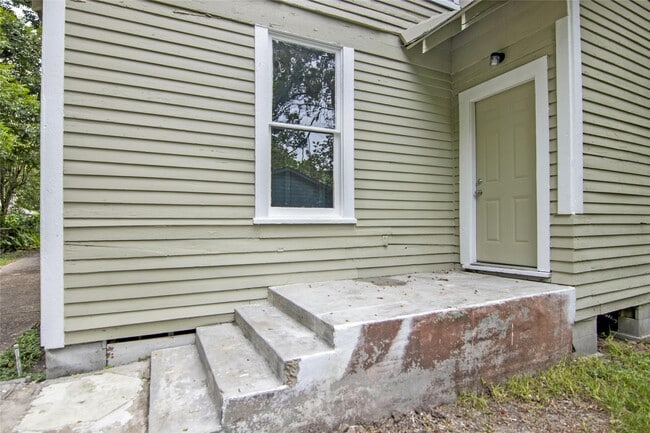 Building Photo - 3220 Melbourne St