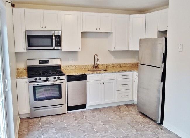 Building Photo - 2 Bed / 1 Bath Townhome