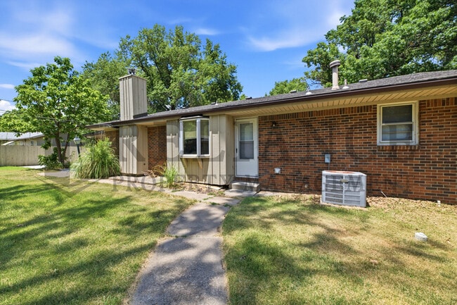 Building Photo - 8115 E Mockingbird St