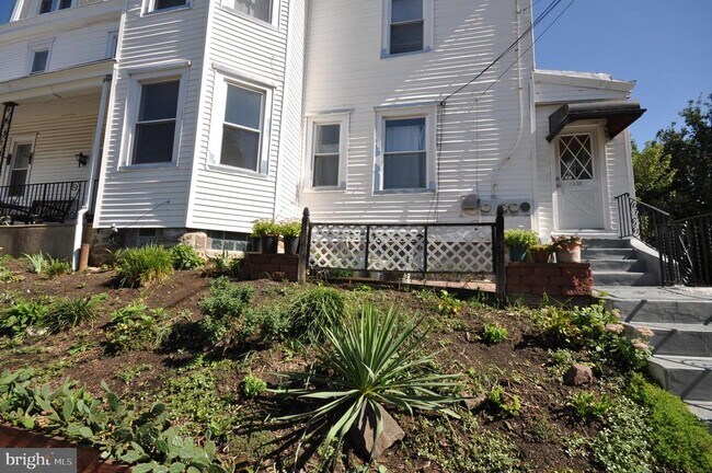 Building Photo - 223 Ryers Ave