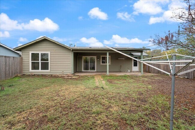 Building Photo - Amazing lot, this 2 bedroom home is updated and move in ready! A must see!