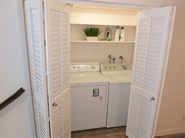 Building Photo - 8124 Marina Pacifica Dr N