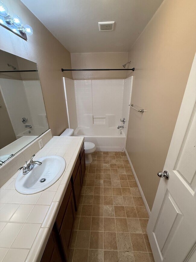 Building Photo - Spacious 3-Bedroom, 2-Bathroom Home in Sou...