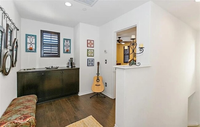 Building Photo - 418 Vista Dr